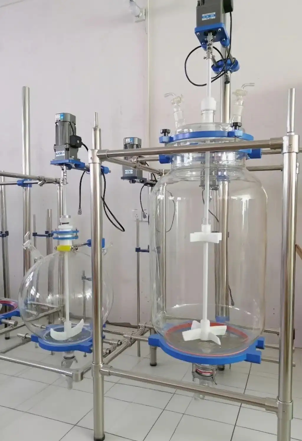 How to clean lab-scale glass reactors?